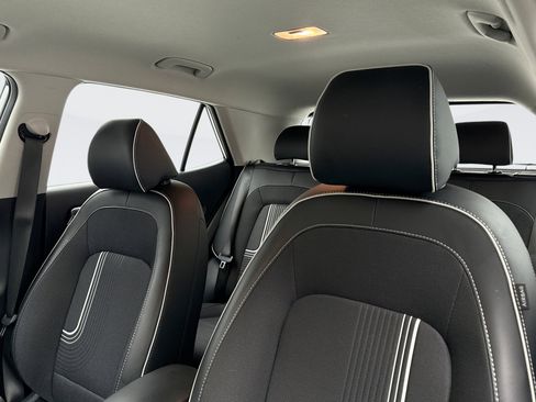 Used 2025 Hyundai Venue Limited image 10