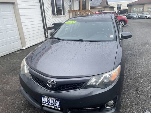 Used 2014 Toyota Camry SE image 2