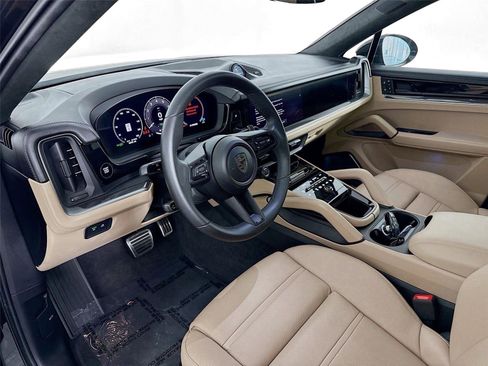 Used 2025 Porsche Cayenne Turbo AWD/4WD image 7