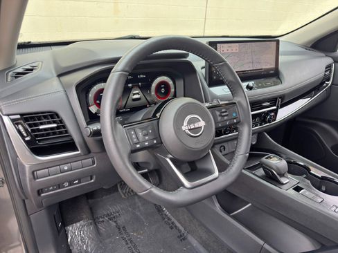Used 2024 Nissan Rogue SL FWD image 12