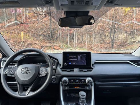 Used 2025 Toyota RAV4 XLE image 33