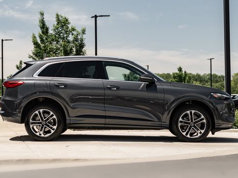 Certified 2025 Audi Q5 Premium w/ Convenience Package AWD/4WD image 3