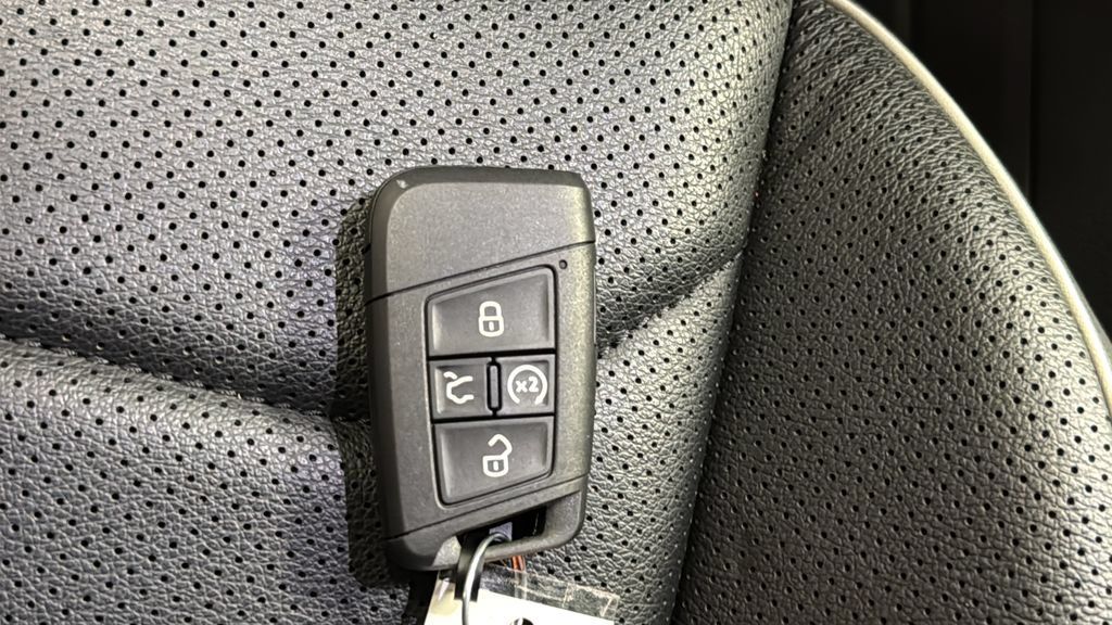 Used 2023 Volkswagen Tiguan SEL R-Line AWD/4WD image 36