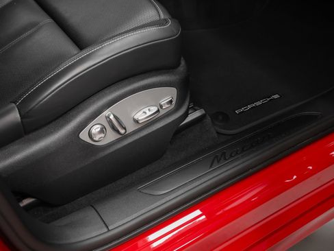 Certified 2023 Porsche Macan AWD/4WD image 20