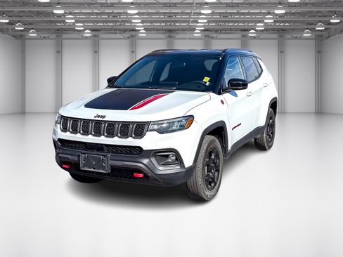 Used 2023 Jeep Compass Trailhawk image 1
