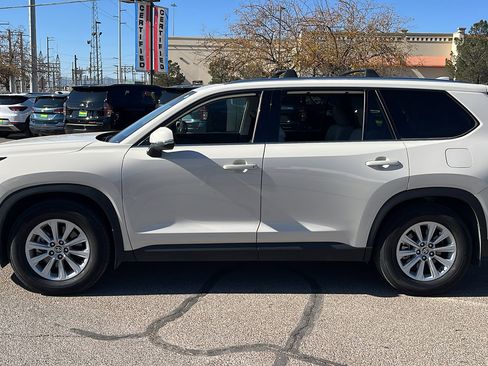 Used 2024 Toyota Grand Highlander XLE image 4