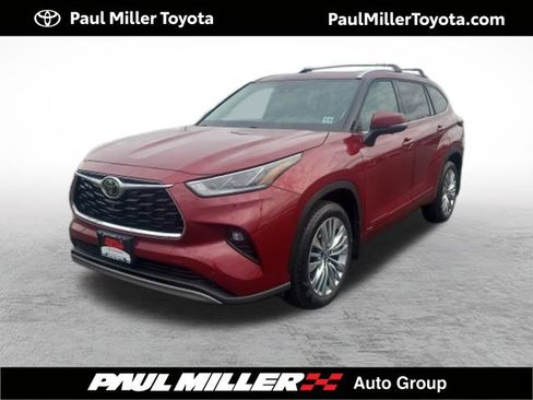 Certified 2025 Toyota Highlander Platinum image 1