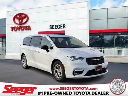 Used 2024 Chrysler Pacifica Limited w/ Uconnect Theater Family Group