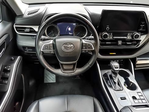 Used 2023 Toyota Highlander XLE AWD/4WD image 14