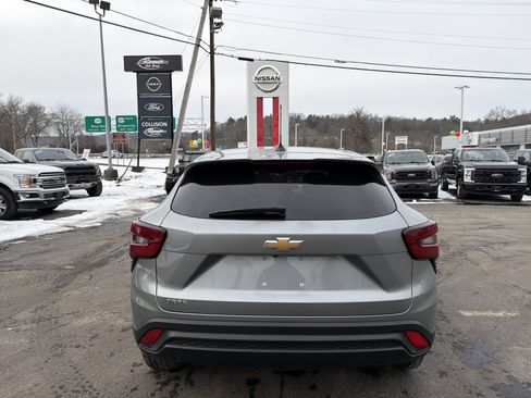 Used 2024 Chevrolet Trax LS w/ LS Convenience Package image 7