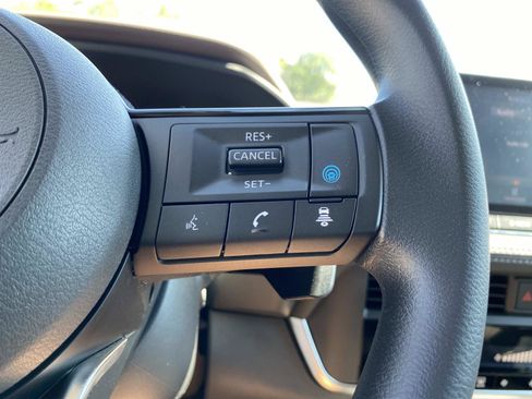 Used 2023 Nissan Rogue SV AWD/4WD image 16