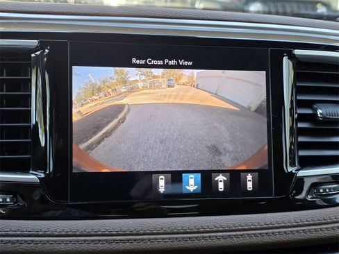 Used 2018 Chrysler Pacifica Limited w/ Tire & Wheel Group image 19