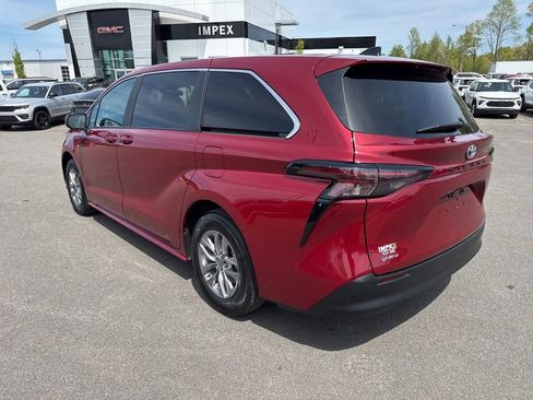 Used 2025 Toyota Sienna LE image 3