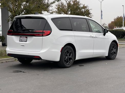 Used 2023 Chrysler Pacifica Limited w/ S Appearance Package image 6