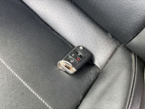 Used 2018 Volkswagen Tiguan SE w/ Panoramic Sunroof Package image 11