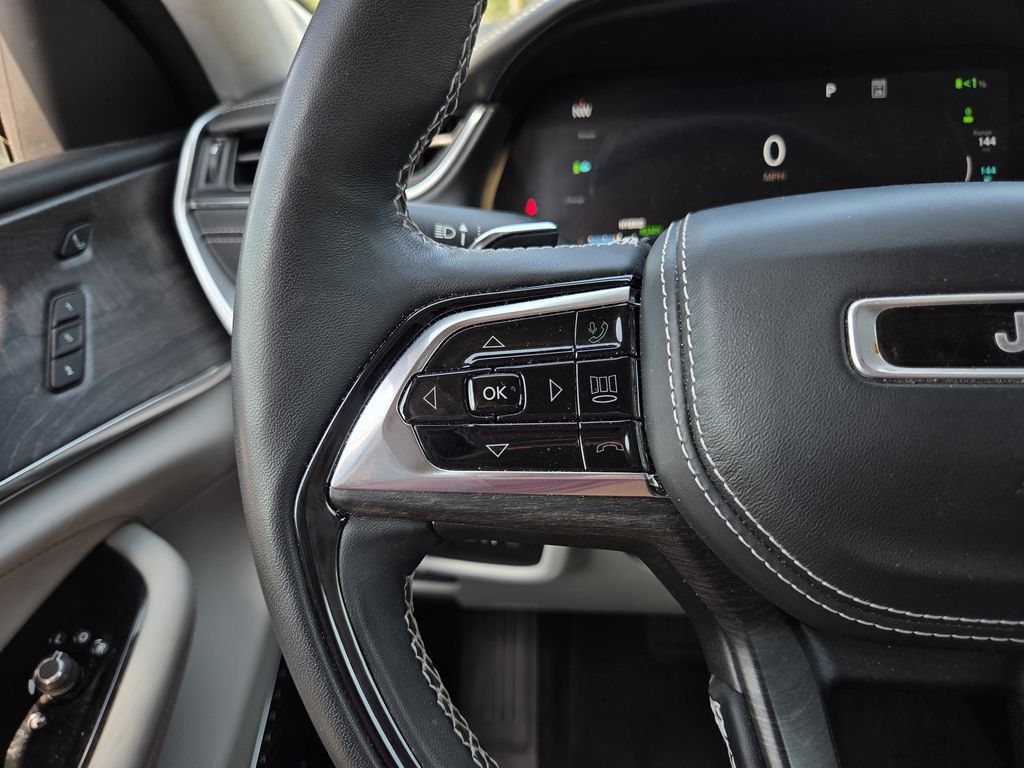 Used 2022 Jeep Grand Cherokee Overland w/ Advanced Protech Group III AWD/4WD image 28