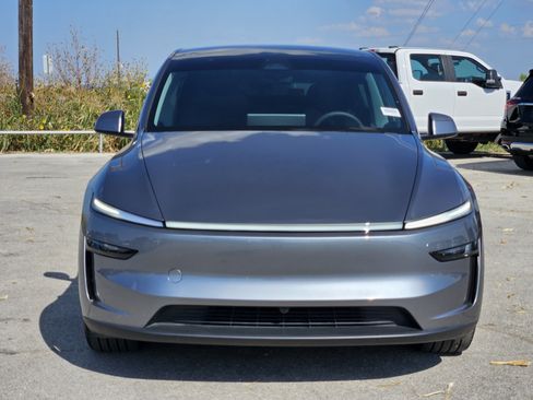 Used 2026 Tesla Model Y 2WD image 2