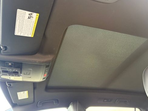 Used 2024 Volkswagen Tiguan SE R-Line image 32