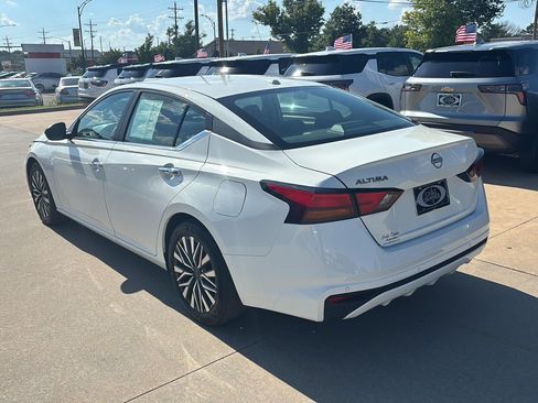 Used 2025 Nissan Altima 2.5 SV FWD image 4