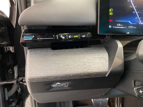 Used 2025 BMW 530i xDrive w/ M Sport Package image 24