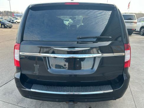Used 2013 Chrysler Town & Country Touring-L w/ Driver Convenience Group image 6