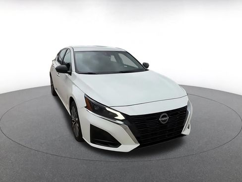 Used 2025 Nissan Altima 2.5 SV FWD image 3