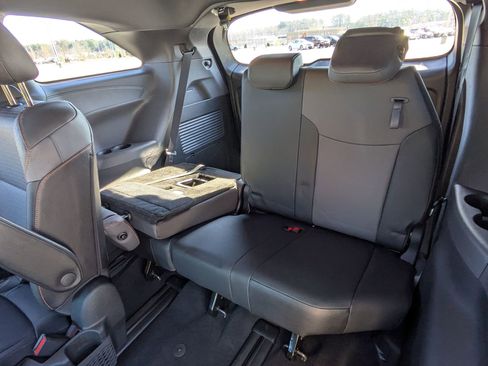 Used 2022 Toyota Sienna XSE image 26