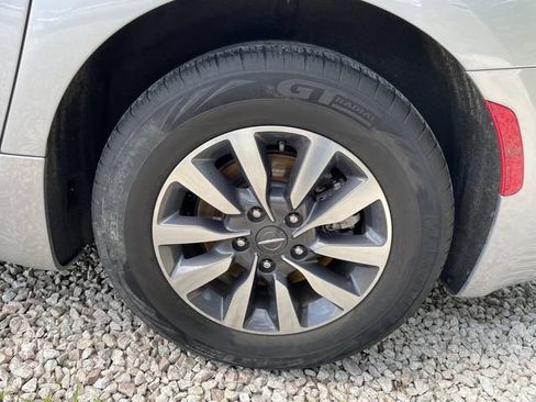 Used 2021 Chrysler Pacifica Touring-L FWD image 18