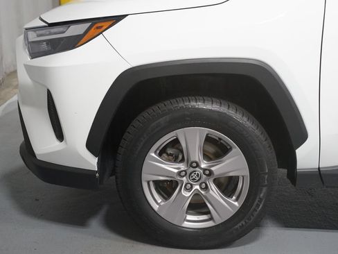 Used 2022 Toyota RAV4 XLE AWD/4WD image 5