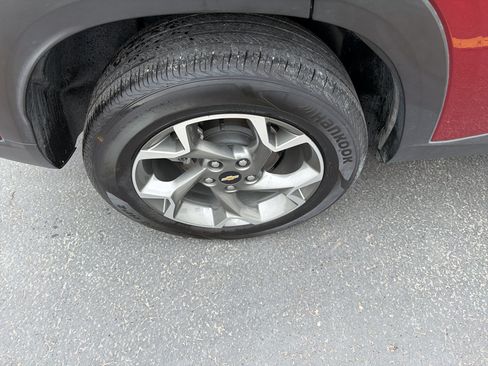 Used 2025 Chevrolet Trax LT FWD image 3