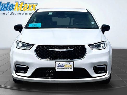 Used 2024 Chrysler Pacifica Touring-L FWD image 2