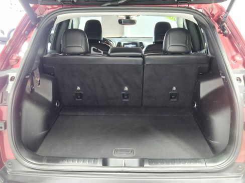 Used 2019 Jeep Cherokee Latitude Plus w/ Comfort/Convenience Group image 13