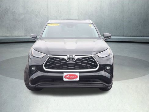 Used 2022 Toyota Highlander XLE AWD/4WD image 2