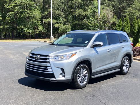 Used 2019 Toyota Highlander XLE AWD/4WD image 6