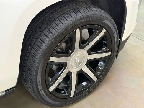 Used 2015 Cadillac Escalade Premium image 38