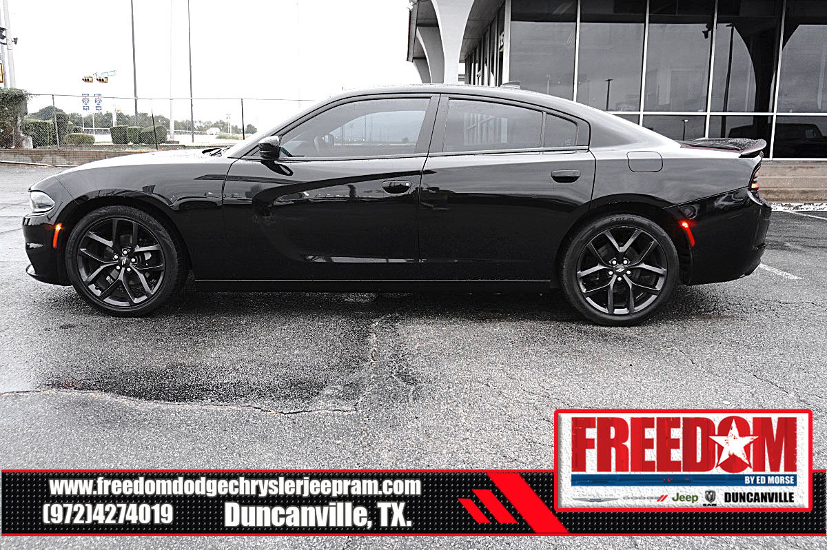 Used 2023 Dodge Charger SXT w/ Blacktop Package RWD image 2