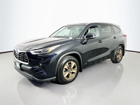 Used 2023 Toyota Highlander Bronze Edition image 3