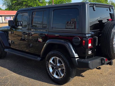 Used 2018 Jeep Wrangler Unlimited Sahara AWD/4WD image 8