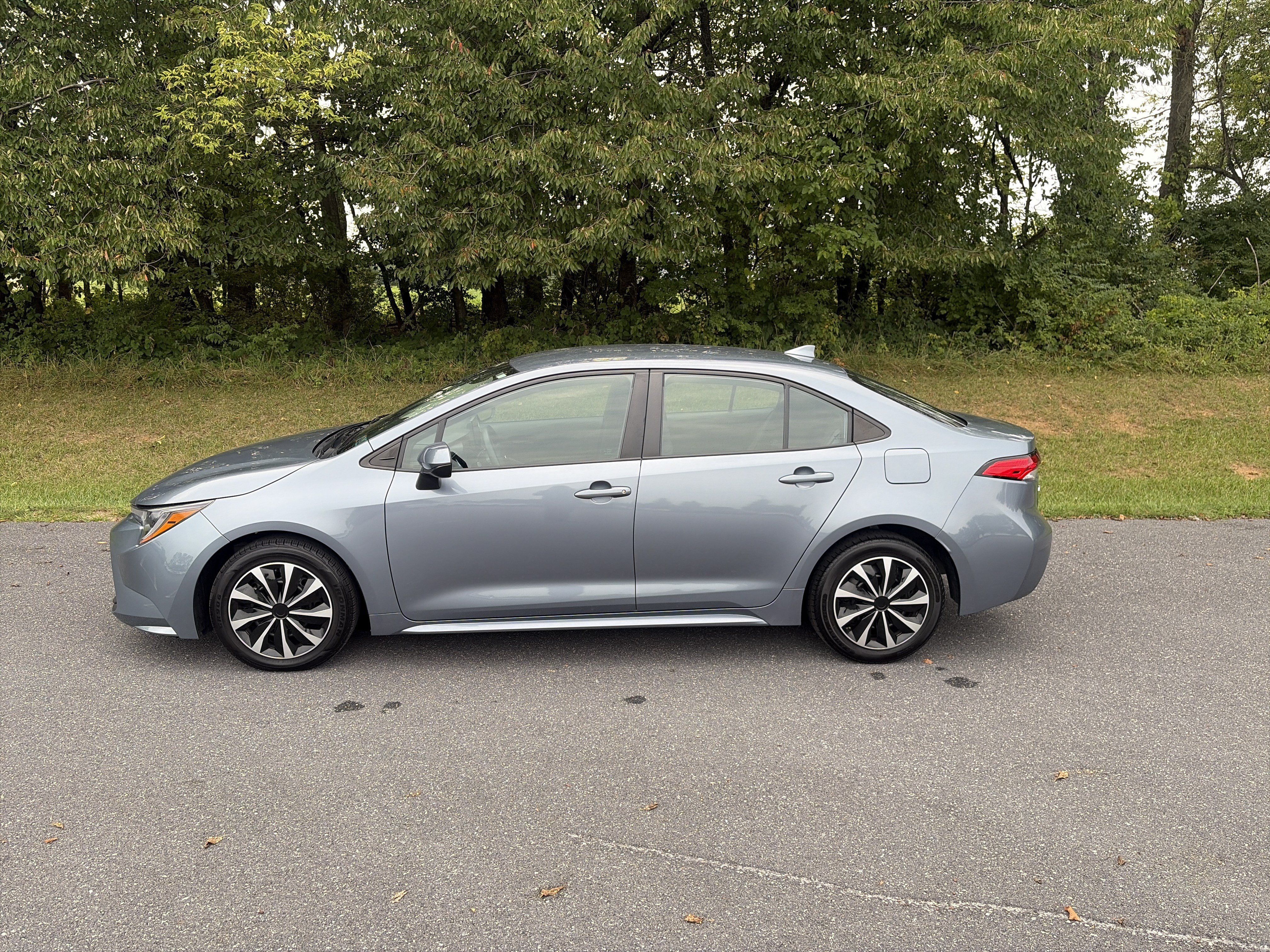 Used 2024 Toyota Corolla LE FWD image 5