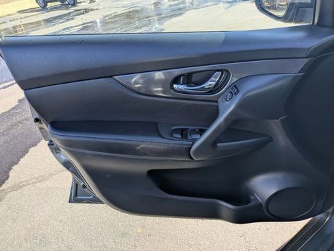 Used 2020 Nissan Rogue SV image 11