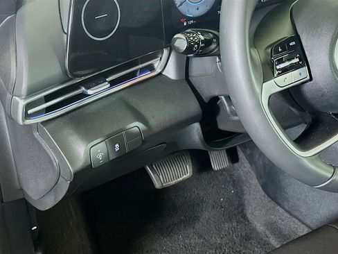 Used 2025 Hyundai Elantra SEL image 17