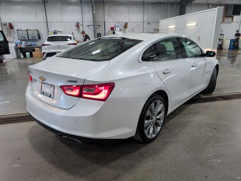 Used 2018 Chevrolet Malibu Premier w/ Premier Sun and Wheel Package FWD image 3