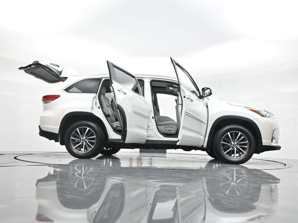 Used 2017 Toyota Highlander XLE AWD/4WD image 56
