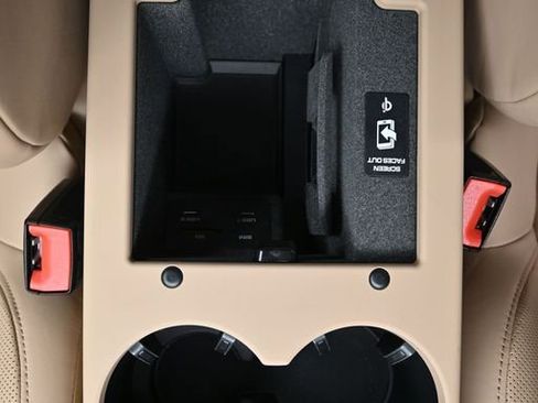 Certified 2026 Porsche Macan image 25