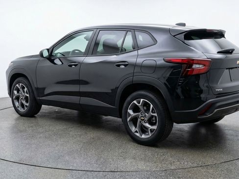 Used 2025 Chevrolet Trax LT FWD image 6