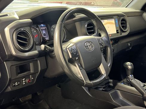 Used 2016 Toyota Tacoma TRD Sport AWD/4WD image 17