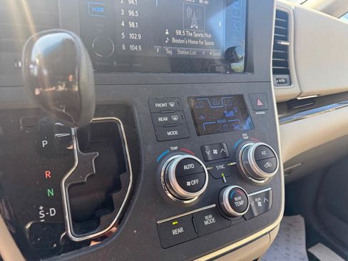 Used 2017 Toyota Sienna XLE w/ XLE Navigation Package FWD image 13