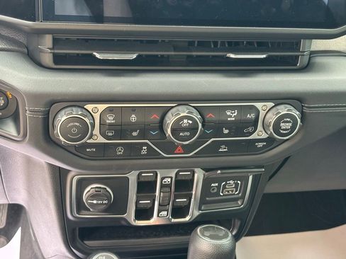 Used 2024 Jeep Wrangler Unlimited Sahara w/ Technology Group AWD/4WD image 19