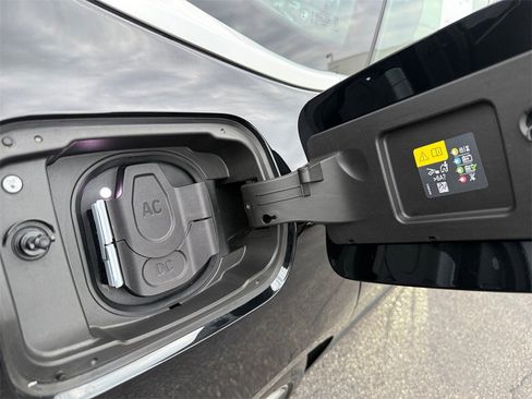 Certified 2025 BMW i4 xDrive40i w/ Premium Package image 37