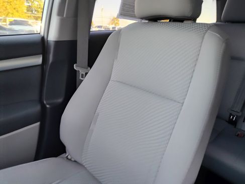 Used 2019 Toyota Highlander LE image 11